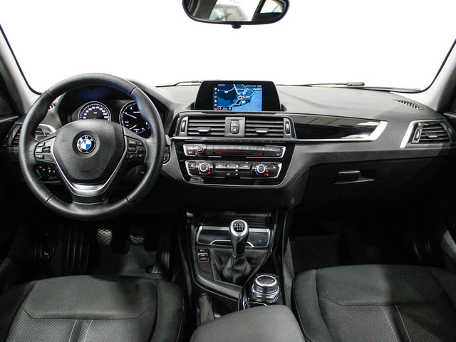 BMW Serie 1 116d color Gris Plata. Año 2018. 85KW(116CV). Diésel. En concesionario Barcelona Premium -- GRAN VIA de Barcelona