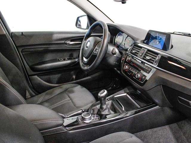 BMW Serie 1 116d color Gris Plata. Año 2018. 85KW(116CV). Diésel. En concesionario Barcelona Premium -- GRAN VIA de Barcelona