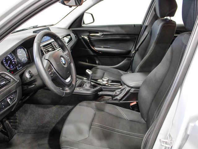 BMW Serie 1 116d color Gris Plata. Año 2018. 85KW(116CV). Diésel. En concesionario Barcelona Premium -- GRAN VIA de Barcelona
