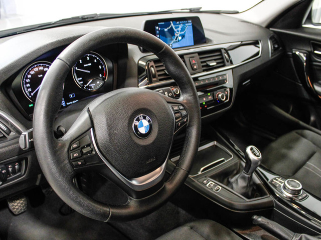 BMW Serie 1 116d color Gris Plata. Año 2018. 85KW(116CV). Diésel. En concesionario Barcelona Premium -- GRAN VIA de Barcelona