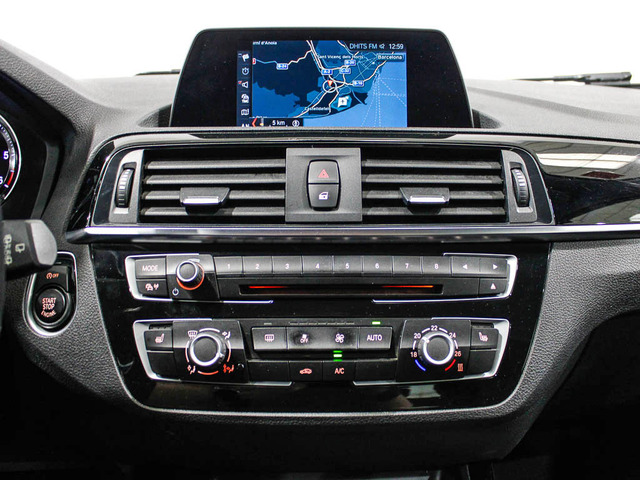 BMW Serie 1 116d color Gris Plata. Año 2018. 85KW(116CV). Diésel. En concesionario Barcelona Premium -- GRAN VIA de Barcelona