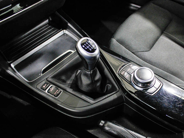 BMW Serie 1 116d color Gris Plata. Año 2018. 85KW(116CV). Diésel. En concesionario Barcelona Premium -- GRAN VIA de Barcelona