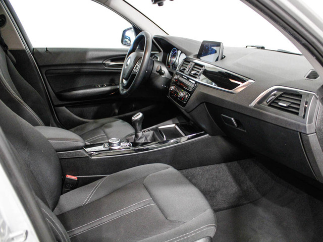 BMW Serie 1 116d color Gris Plata. Año 2018. 85KW(116CV). Diésel. En concesionario Barcelona Premium -- GRAN VIA de Barcelona