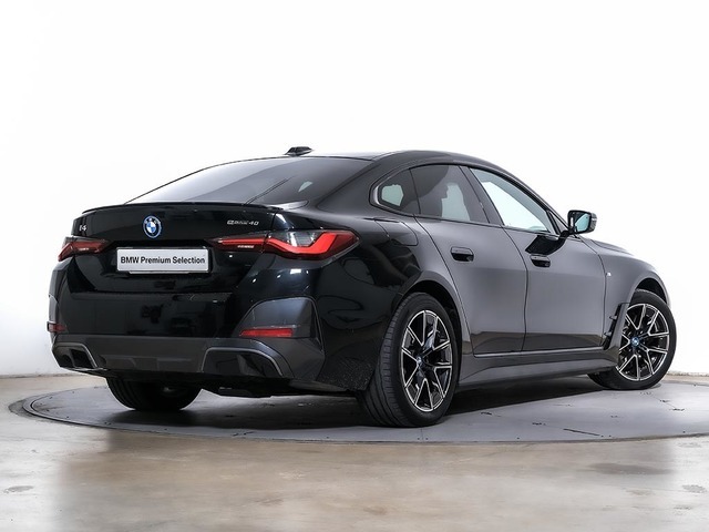 BMW i4 eDrive40 color Blanco. Año 2024. 250KW(340CV). Eléctrico. En concesionario Motri Motor Jaén de Jaén