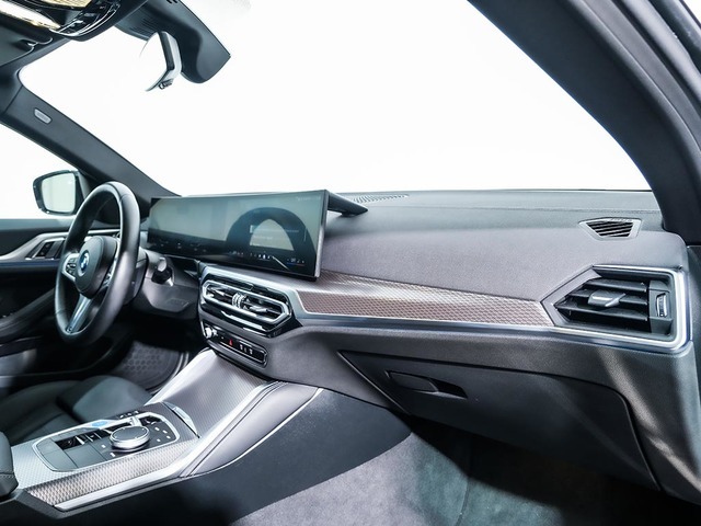 BMW i4 eDrive40 color Blanco. Año 2024. 250KW(340CV). Eléctrico. En concesionario Motri Motor Jaén de Jaén