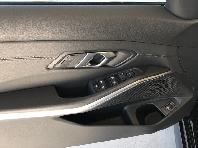 BMW Serie 3 320d Touring color Negro. Año 2024. 140KW(190CV). Diésel. En concesionario Vehinter Getafe de Madrid