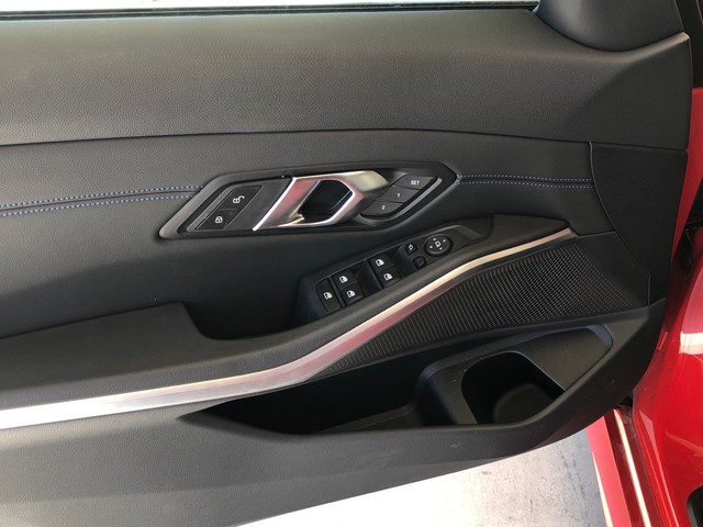 BMW Serie 3 318d color Rojo. Año 2024. 110KW(150CV). Diésel. En concesionario Momentum S.A. de Madrid