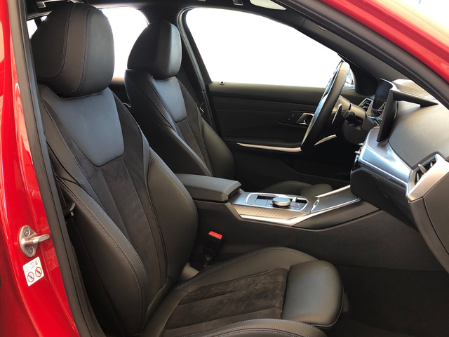 BMW Serie 3 318d color Rojo. Año 2024. 110KW(150CV). Diésel. En concesionario Momentum S.A. de Madrid