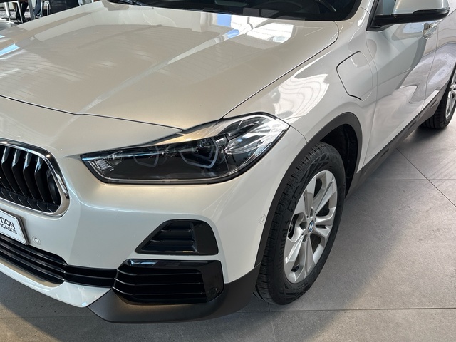 BMW X2 xDrive25e color Blanco. Año 2021. 162KW(220CV). Híbrido Electro/Gasolina. En concesionario Pruna Motor de Barcelona