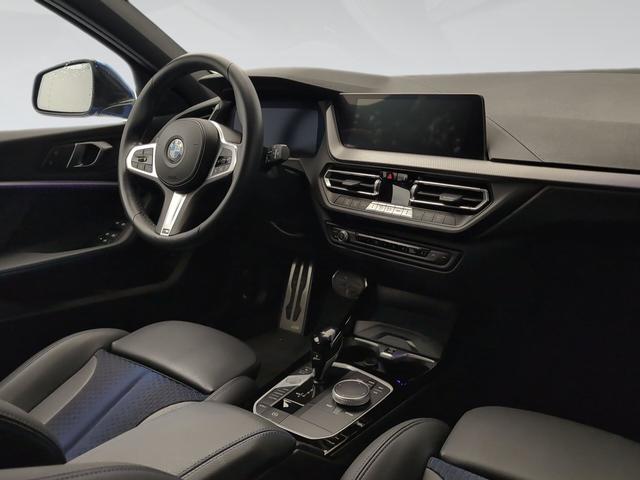 BMW Serie 1 118d color Azul. Año 2023. 110KW(150CV). Diésel. En concesionario Automotor Premium Velázquez - Málaga de Málaga