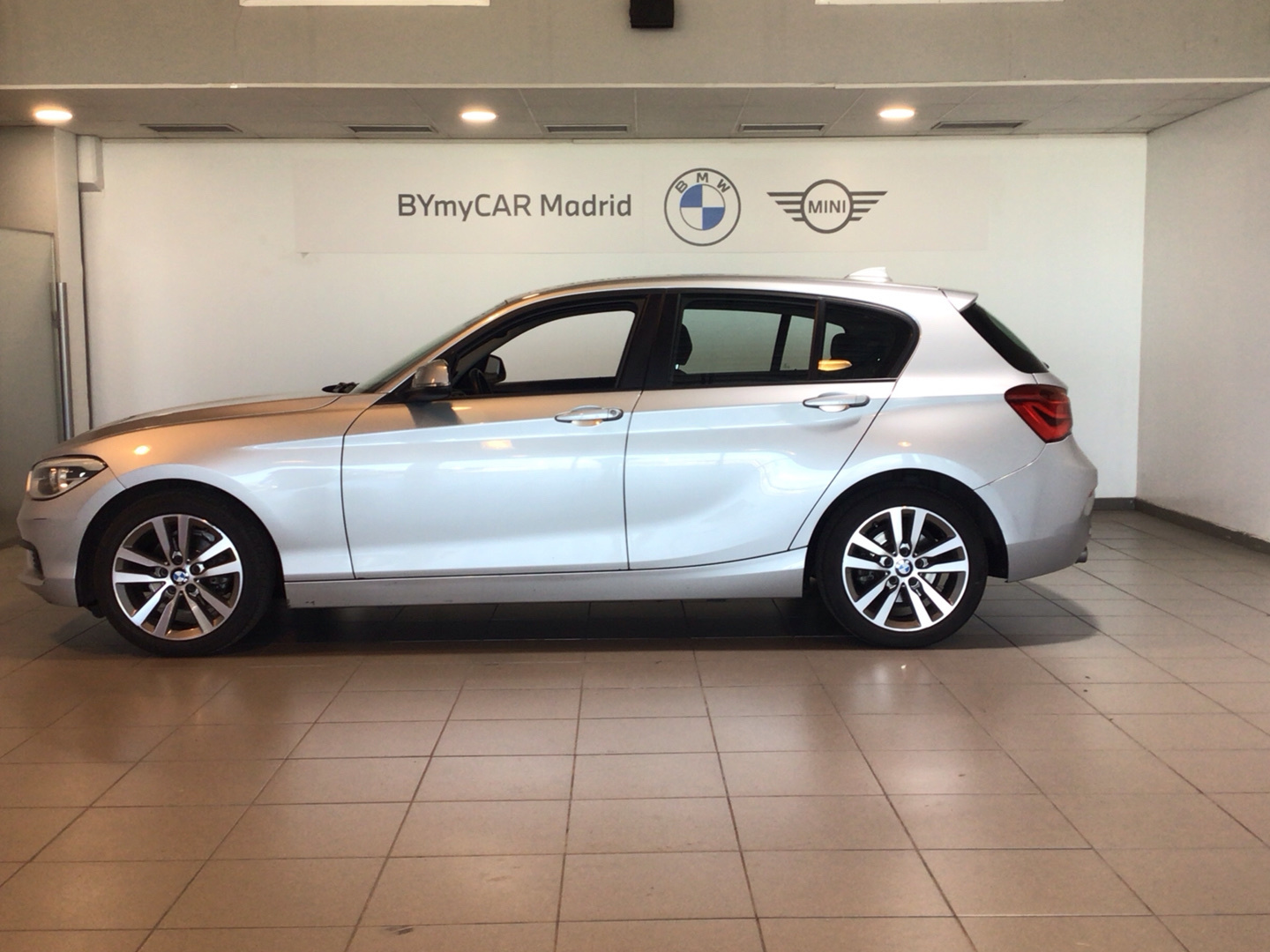 BMW Serie 1 116d color Gris Plata. Año 2015. 85KW(116CV). Diésel. En concesionario BYmyCAR Madrid - Alcalá de Madrid