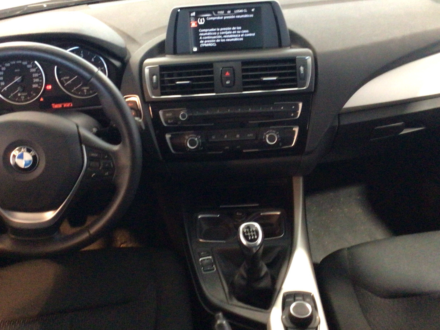BMW Serie 1 116d color Gris Plata. Año 2015. 85KW(116CV). Diésel. En concesionario BYmyCAR Madrid - Alcalá de Madrid