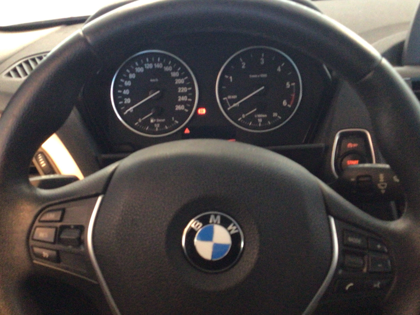 BMW Serie 1 116d color Gris Plata. Año 2015. 85KW(116CV). Diésel. En concesionario BYmyCAR Madrid - Alcalá de Madrid