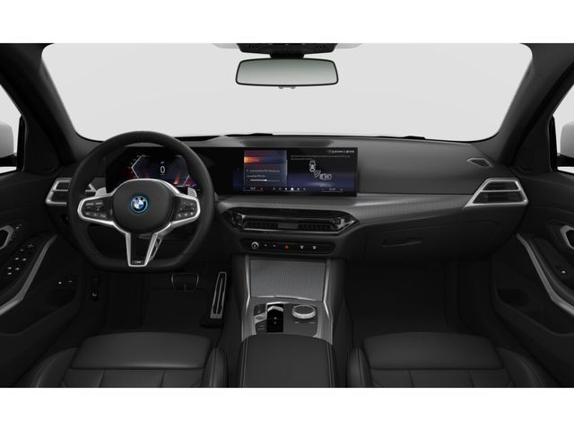BMW Serie 3 330e Touring color Blanco. Año 2024. 215KW(292CV). Híbrido Electro/Gasolina. En concesionario Movilnorte El Plantio de Madrid