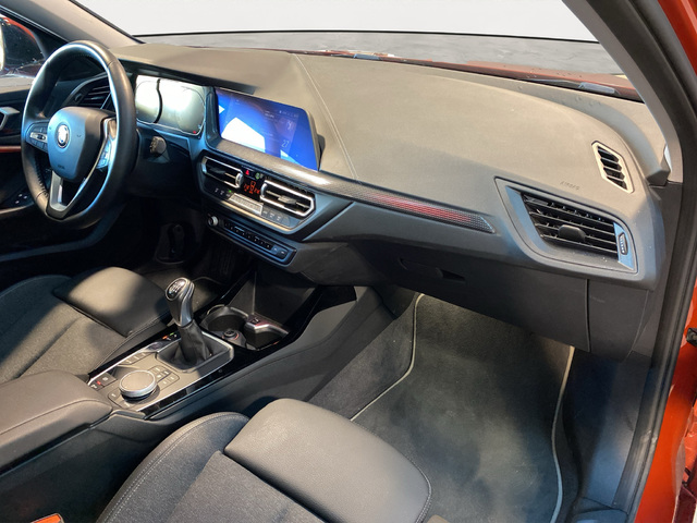 BMW Serie 1 116d color Rojo. Año 2021. 85KW(116CV). Diésel. En concesionario Hispamovil, Torrevieja de Alicante