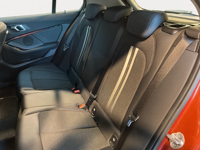 BMW Serie 1 116d color Rojo. Año 2021. 85KW(116CV). Diésel. En concesionario Hispamovil, Torrevieja de Alicante