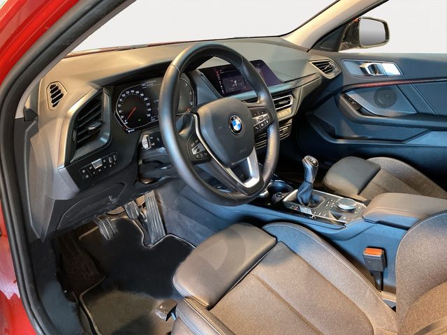 BMW Serie 1 116d color Rojo. Año 2021. 85KW(116CV). Diésel. En concesionario Hispamovil, Torrevieja de Alicante