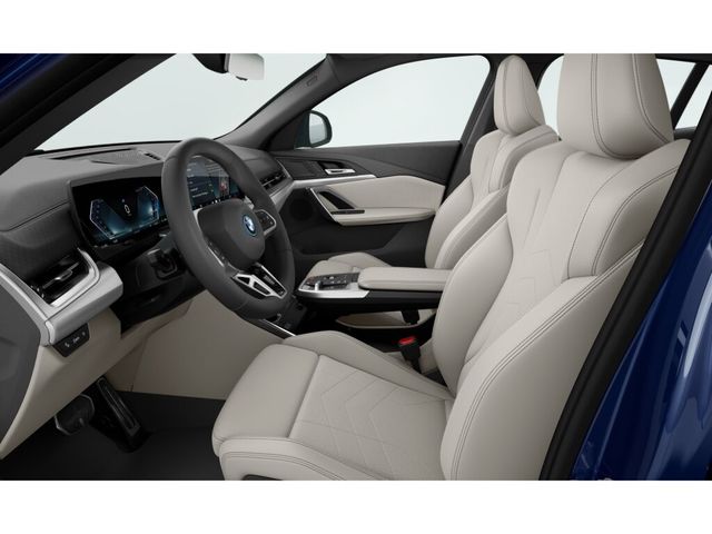 BMW iX2 xDrive30 color Azul. Año 2024. 230KW(313CV). Eléctrico. En concesionario Automotor Costa, S.L.U. de Almería