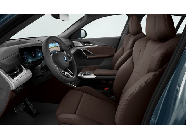 BMW iX2 xDrive30 color Verde. Año 2024. 230KW(313CV). Eléctrico. En concesionario Movil Begar Alcoy de Alicante