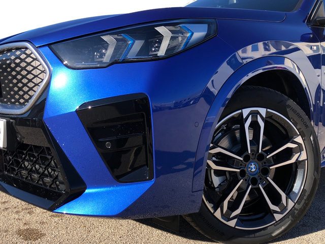 BMW iX2 xDrive30 color Azul. Año 2025. 230KW(313CV). Eléctrico. En concesionario Vehinter Getafe de Madrid