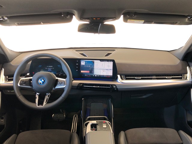 BMW iX2 xDrive30 color Azul. Año 2025. 230KW(313CV). Eléctrico. En concesionario Vehinter Getafe de Madrid