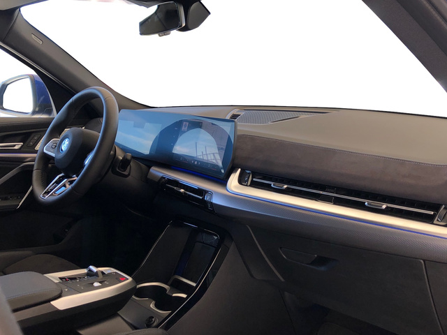 BMW iX2 xDrive30 color Azul. Año 2025. 230KW(313CV). Eléctrico. En concesionario Vehinter Getafe de Madrid