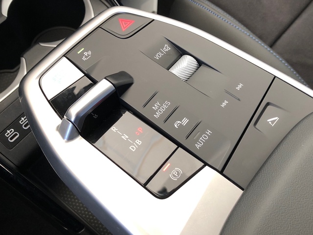 BMW iX2 xDrive30 color Azul. Año 2025. 230KW(313CV). Eléctrico. En concesionario Vehinter Getafe de Madrid