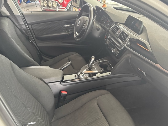 BMW Serie 3 318d color Blanco. Año 2018. 110KW(150CV). Diésel. En concesionario Burgocar (Bmw y Mini) de Burgos