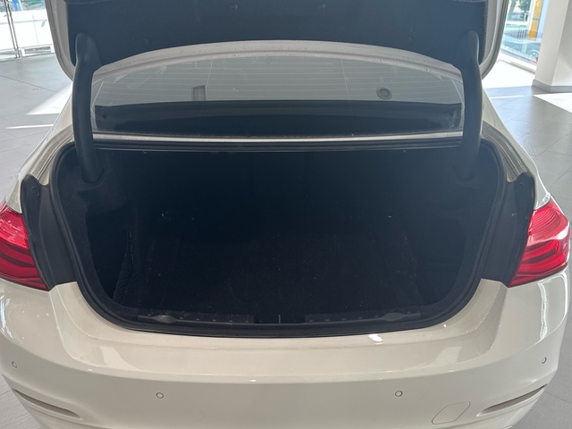 BMW Serie 3 318d color Blanco. Año 2018. 110KW(150CV). Diésel. En concesionario Burgocar (Bmw y Mini) de Burgos