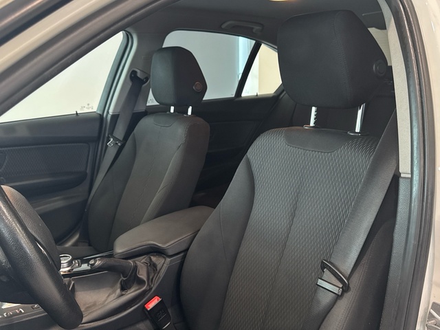 BMW Serie 3 318d color Blanco. Año 2018. 110KW(150CV). Diésel. En concesionario Burgocar (Bmw y Mini) de Burgos