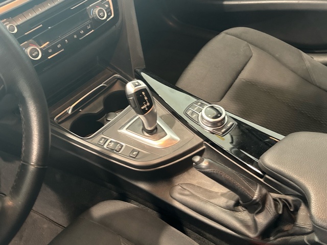 BMW Serie 3 318d color Blanco. Año 2018. 110KW(150CV). Diésel. En concesionario Burgocar (Bmw y Mini) de Burgos
