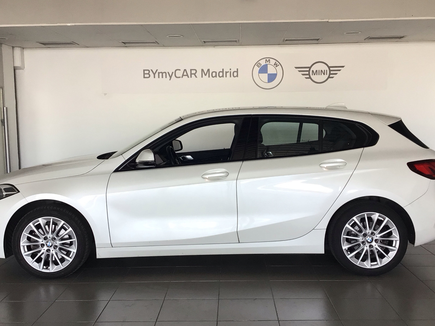 BMW Serie 1 118d color Blanco. Año 2019. 110KW(150CV). Diésel. En concesionario BYmyCAR Madrid - Alcalá de Madrid