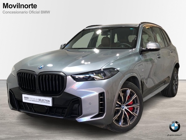 BMW X5 xDrive50e color Gris. Año 2024. 360KW(489CV). Híbrido Electro/Gasolina. En concesionario Movilnorte El Carralero de Madrid