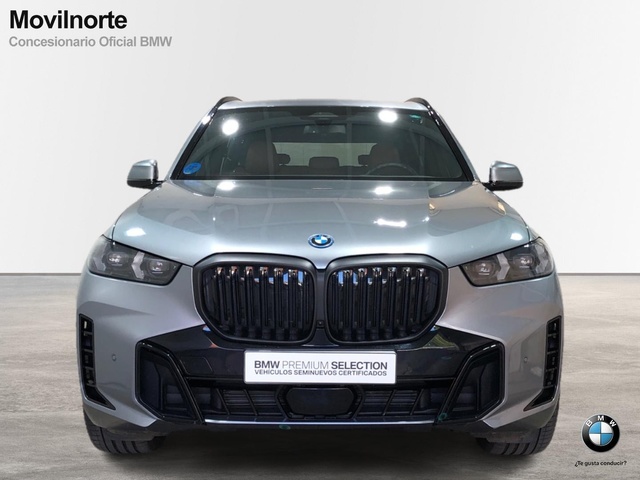 BMW X5 xDrive50e color Gris. Año 2024. 360KW(489CV). Híbrido Electro/Gasolina. En concesionario Movilnorte El Carralero de Madrid