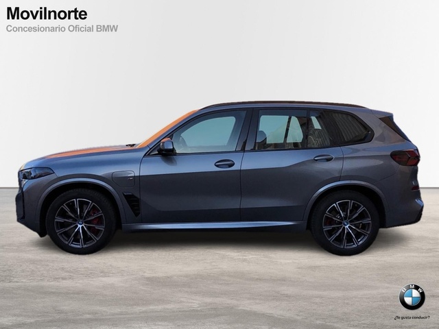 BMW X5 xDrive50e color Gris. Año 2024. 360KW(489CV). Híbrido Electro/Gasolina. En concesionario Movilnorte El Carralero de Madrid