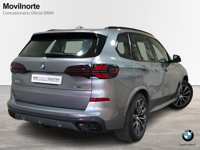 BMW X5 xDrive50e color Gris. Año 2024. 360KW(489CV). Híbrido Electro/Gasolina. En concesionario Movilnorte El Carralero de Madrid