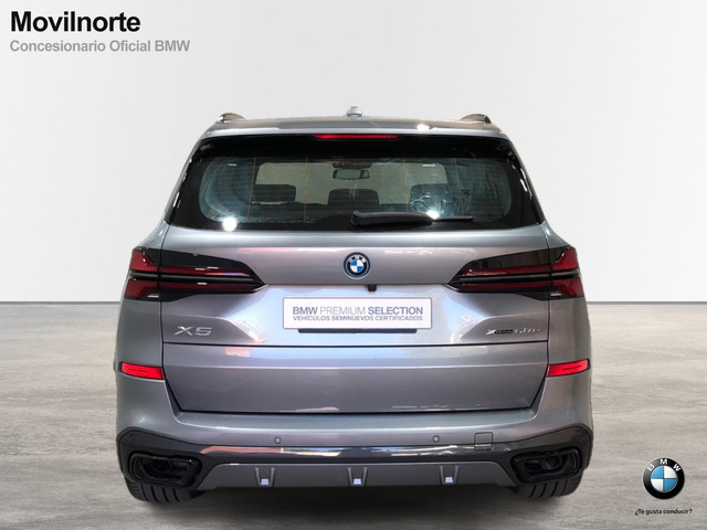 BMW X5 xDrive50e color Gris. Año 2024. 360KW(489CV). Híbrido Electro/Gasolina. En concesionario Movilnorte El Carralero de Madrid