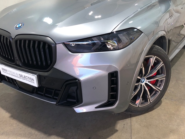 BMW X5 xDrive50e color Gris. Año 2024. 360KW(489CV). Híbrido Electro/Gasolina. En concesionario Movilnorte El Carralero de Madrid