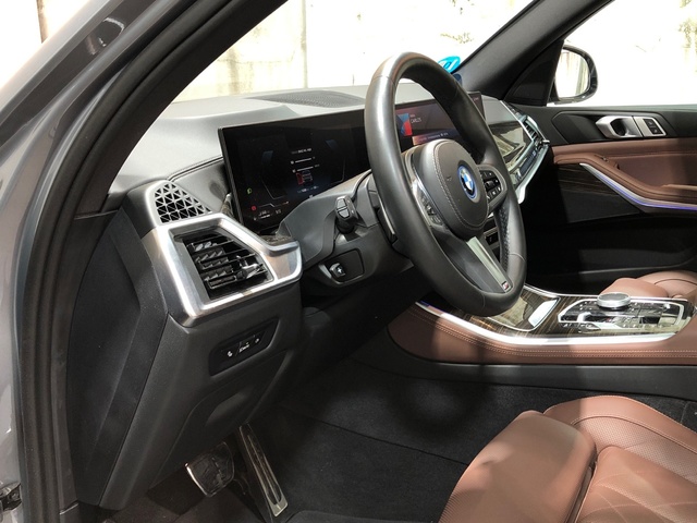 BMW X5 xDrive50e color Gris. Año 2024. 360KW(489CV). Híbrido Electro/Gasolina. En concesionario Movilnorte El Carralero de Madrid