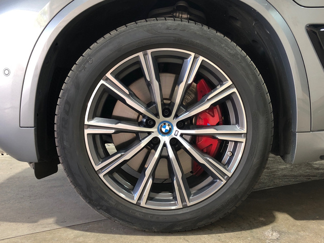 BMW X5 xDrive50e color Gris. Año 2024. 360KW(489CV). Híbrido Electro/Gasolina. En concesionario Movilnorte El Carralero de Madrid