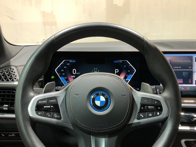 BMW X5 xDrive50e color Gris. Año 2024. 360KW(489CV). Híbrido Electro/Gasolina. En concesionario Movilnorte El Carralero de Madrid