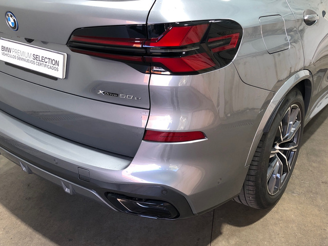 BMW X5 xDrive50e color Gris. Año 2024. 360KW(489CV). Híbrido Electro/Gasolina. En concesionario Movilnorte El Carralero de Madrid