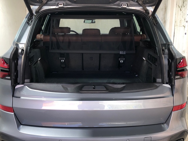 BMW X5 xDrive50e color Gris. Año 2024. 360KW(489CV). Híbrido Electro/Gasolina. En concesionario Movilnorte El Carralero de Madrid