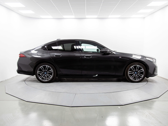 BMW Serie 5 530e color Gris. Año 2025. 220KW(299CV). Híbrido Electro/Gasolina. En concesionario Móvil Begar Alicante de Alicante