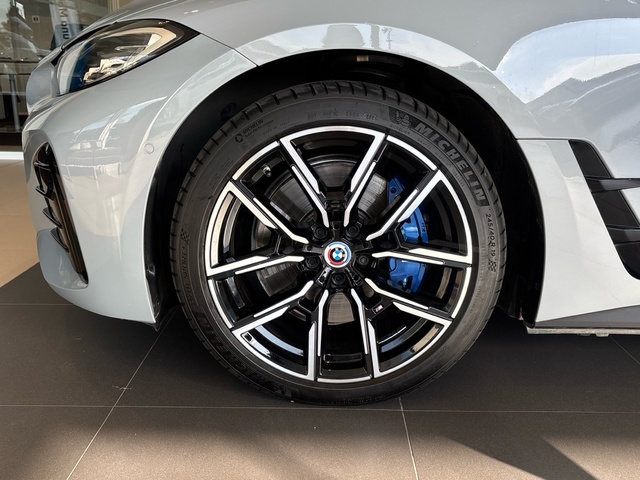 BMW i4 M50 color Gris. Año 2022. 400KW(544CV). Eléctrico. En concesionario Pruna Motor de Barcelona