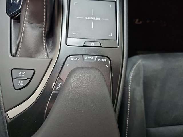 Foto 30 Lexus UX 250h Business 2WD 135 kW (184 CV)