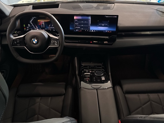 BMW Serie 5 520d Touring color Gris. Año 2024. 145KW(197CV). Diésel. En concesionario Motor Gorbea de Álava