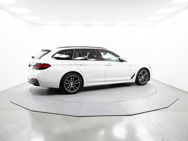 BMW Serie 5 520d Touring color Blanco. Año 2024. 140KW(190CV). Diésel. En concesionario Móvil Begar Alicante de Alicante