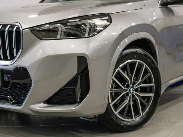 BMW X1 sDrive18i color Gris Plata. Año 2023. 100KW(136CV). Gasolina. En concesionario Barcelona Premium -- GRAN VIA de Barcelona