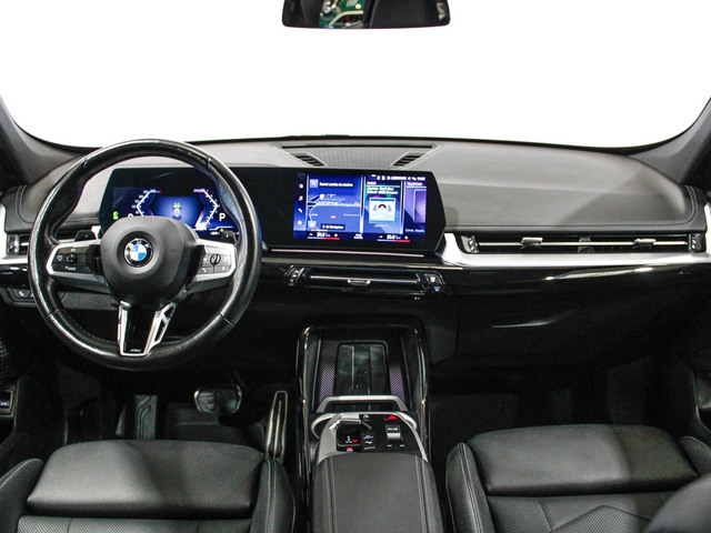 BMW X1 sDrive18i color Gris Plata. Año 2023. 100KW(136CV). Gasolina. En concesionario Barcelona Premium -- GRAN VIA de Barcelona